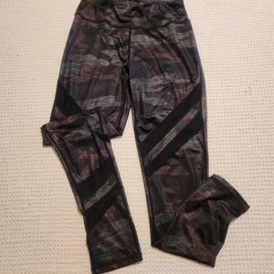 2Liv women's black/purple camo leggings. Active size medium